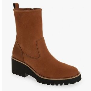 Elegant Tan Ankle Boots with Lug Sole